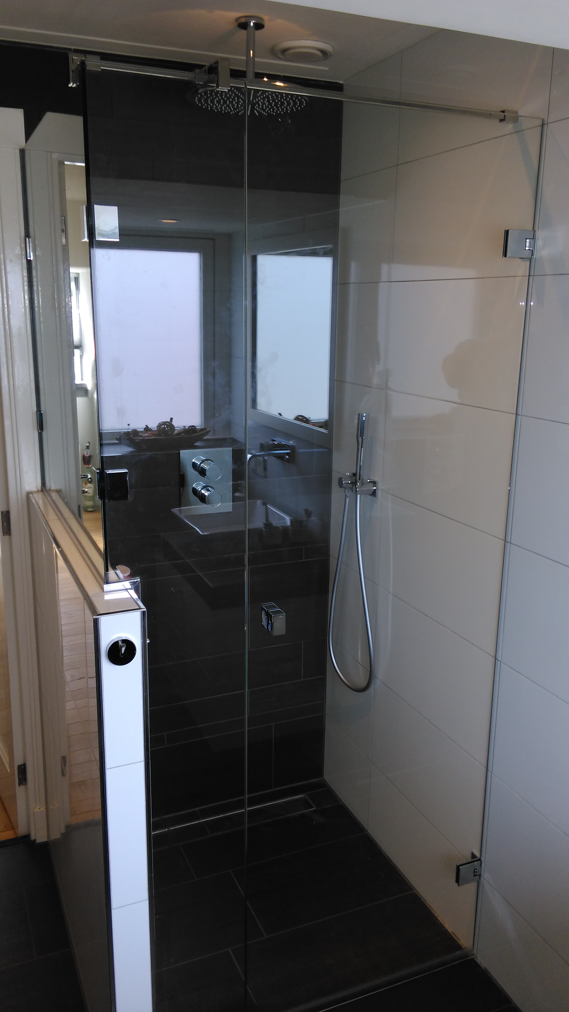 oplossing op maat voor de douche met veligheidsglas, douchedeur